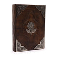 Journal/grimoire en cuir brun avec décor rose en zinc, composé de 200 pages à bords irréguliers. Un carnet élégant et pratique pour écrire, organiser ses idées ou offrir.