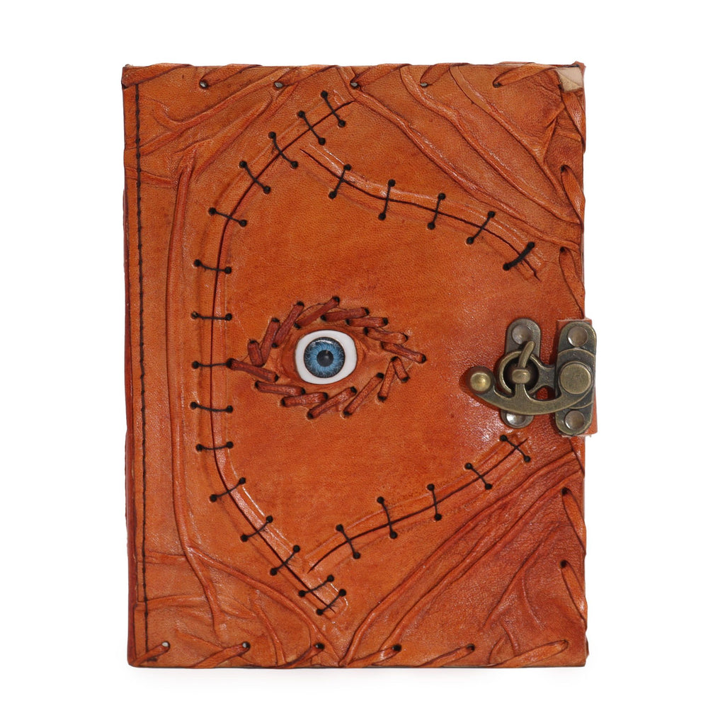 Journal/grimoire en cuir brun clair, décoré d’un motif Œil protecteur. Il contient 160 pages en papier à bords irréguliers, dans un format 20 x 15 cm.