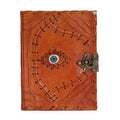 Journal/grimoire en cuir brun clair, décoré d’un motif Œil protecteur. Il contient 160 pages en papier à bords irréguliers, dans un format 20 x 15 cm.