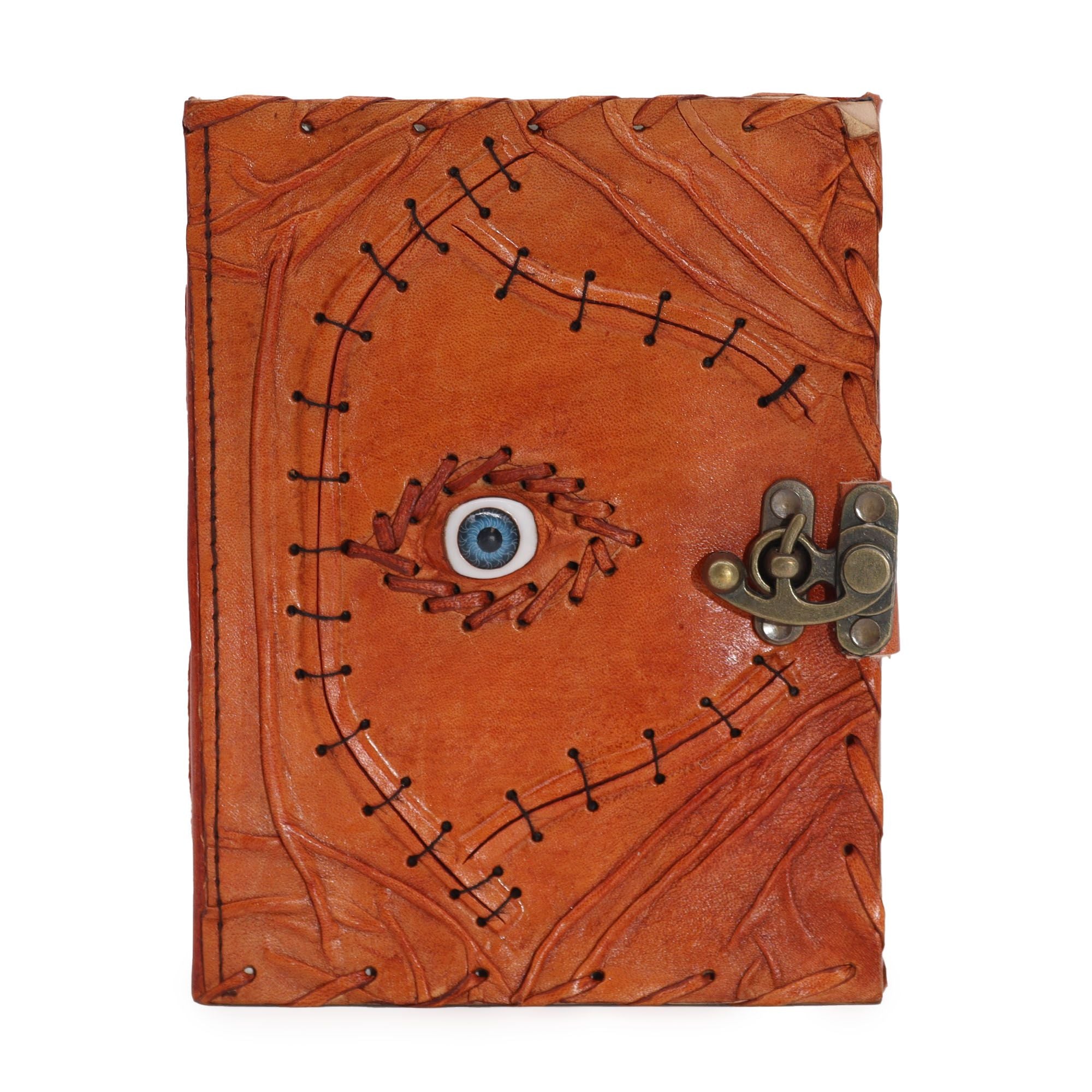 Journal/grimoire en cuir brun clair, décoré d’un motif Œil protecteur. Il contient 160 pages en papier à bords irréguliers, dans un format 20 x 15 cm.