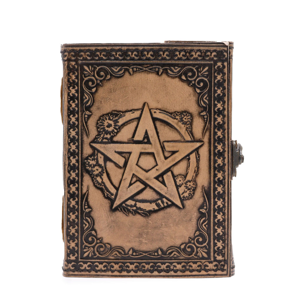 Journal/grimoire en cuir gris antique, décoré d’un motif Pentacle. Il contient 200 pages en papier et présente une finition avec bord cousu, dans un format compact et pratique.