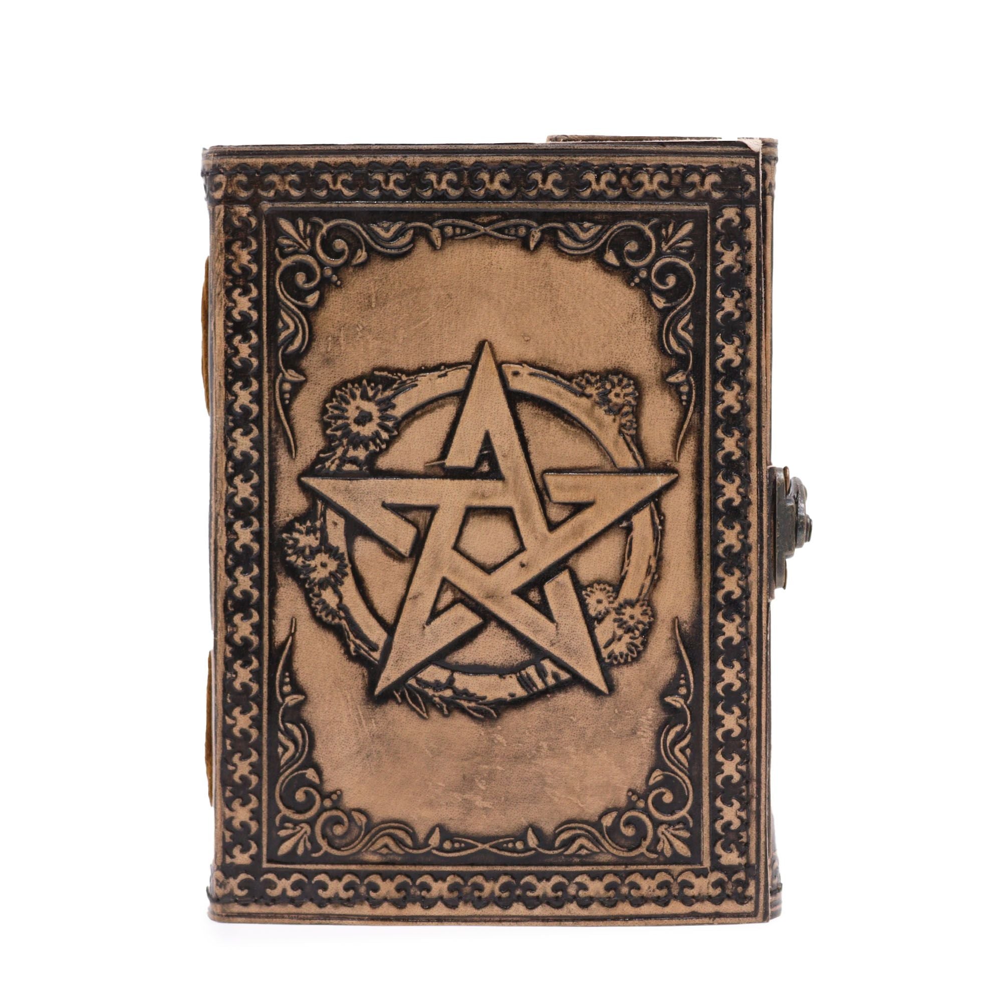Journal/grimoire en cuir gris antique, décoré d’un motif Pentacle. Il contient 200 pages en papier et présente une finition avec bord cousu, dans un format compact et pratique.