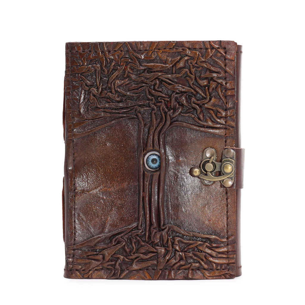 Journal/grimoire en cuir noir et brun, décoré d’un motif Œil protecteur. Il contient 160 pages en papier à bords irréguliers, dans un format compact et pratique.
