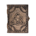 Journal/grimoire en cuir rouge et brun, décoré d’un motif Cercle Triquetra. Avec ses 200 pages et son format compact, il est idéal pour l’écriture, les notes ou les inspirations personnelles.