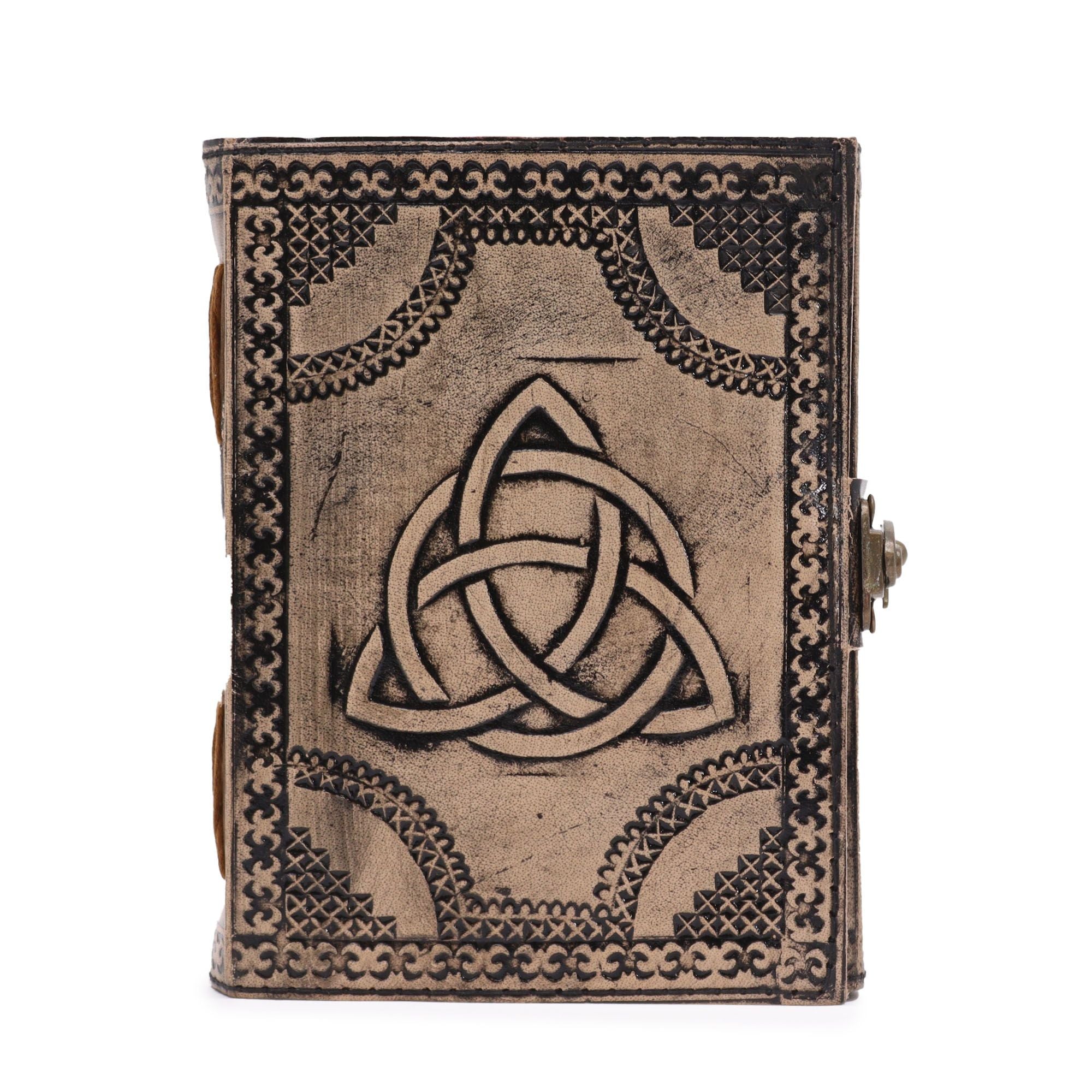 Journal/grimoire en cuir rouge et brun, décoré d’un motif Cercle Triquetra. Avec ses 200 pages et son format compact, il est idéal pour l’écriture, les notes ou les inspirations personnelles.