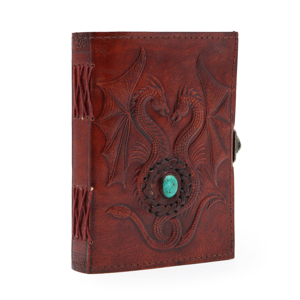 Journal/grimoire en cuir rouge et brun, décoré d’un motif Deux Dragons. Il contient 200 pages en papier et présente une finition avec bord cousu, dans un format compact et pratique.