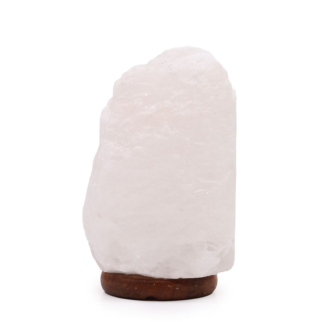 Apportez une présence naturelle et apaisante à votre intérieur avec cette lampe en sel de l’Himalaya cristal roche de 3 à 5 kg. Chaque pièce est taillée à la main et diffuse une lumière douce, chaleureuse et enveloppante.