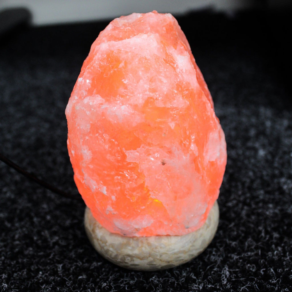 Apportez une touche naturelle et lumineuse à votre espace avec cette lampe en sel naturel USB de 11,5 cm. Compacte, pratique et facile à brancher, elle diffuse une lumière blanche douce idéale pour un bureau, une table de chevet ou un coin détente.