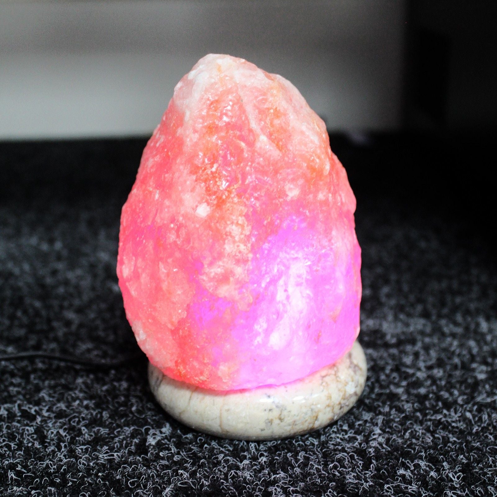 Lampe en sel naturel USB allumée avec lumière multicolore, idéale pour une ambiance douce, originale et apaisante.
