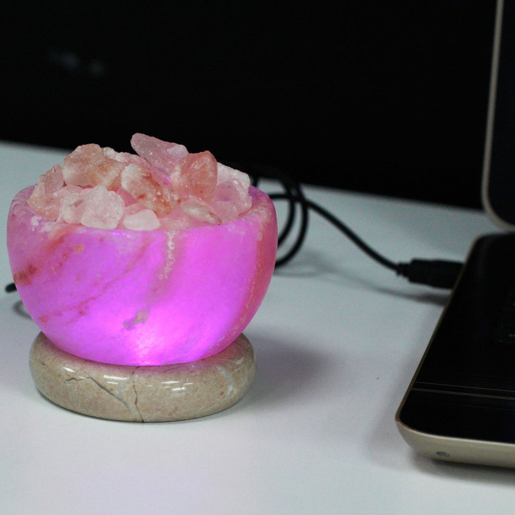 Lampe vasque brasier USB en sel de l’Himalaya allumée, parfaite pour créer une ambiance douce, colorée et apaisante sur un bureau ou une table de chevet.