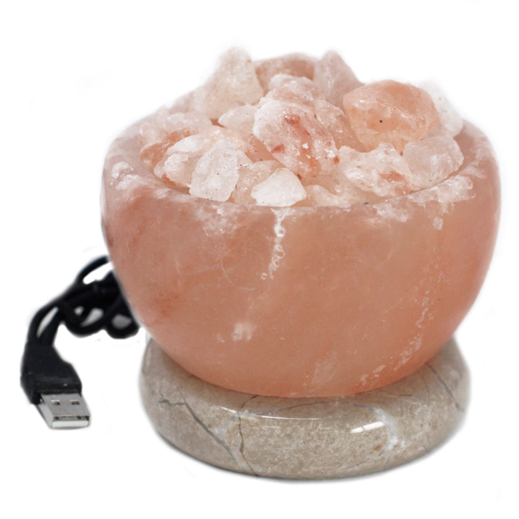 Apportez une touche lumineuse et minérale à votre intérieur avec cette lampe vasque brasier USB en sel de l’Himalaya. Avec sa lumière multicolore et son design inspiré d’un petit brasero, elle crée une ambiance chaleureuse, originale et apaisante sur un bureau, une table de chevet ou une étagère.