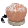 Apportez une touche lumineuse et minérale à votre intérieur avec cette lampe vasque brasier USB en sel de l’Himalaya. Avec sa lumière multicolore et son design inspiré d’un petit brasero, elle crée une ambiance chaleureuse, originale et apaisante sur un bureau, une table de chevet ou une étagère.