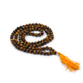 Laissez-vous séduire par ce mala 108 perles en œil de tigre naturel, un bijou spirituel à la fois puissant, élégant et symbolique. Idéal pour la méditation, la récitation de mantras ou comme accessoire raffiné, il accompagne vos rituels quotidiens avec force, ancrage et confiance.