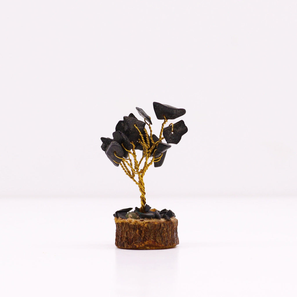 Ajoutez une touche minérale et symbolique à votre intérieur avec ce mini arbre en agate noire sur socle en bois. Orné de 15 pierres d’agate noire, il séduit par son petit format, son style artisanal et son esthétique spirituelle.