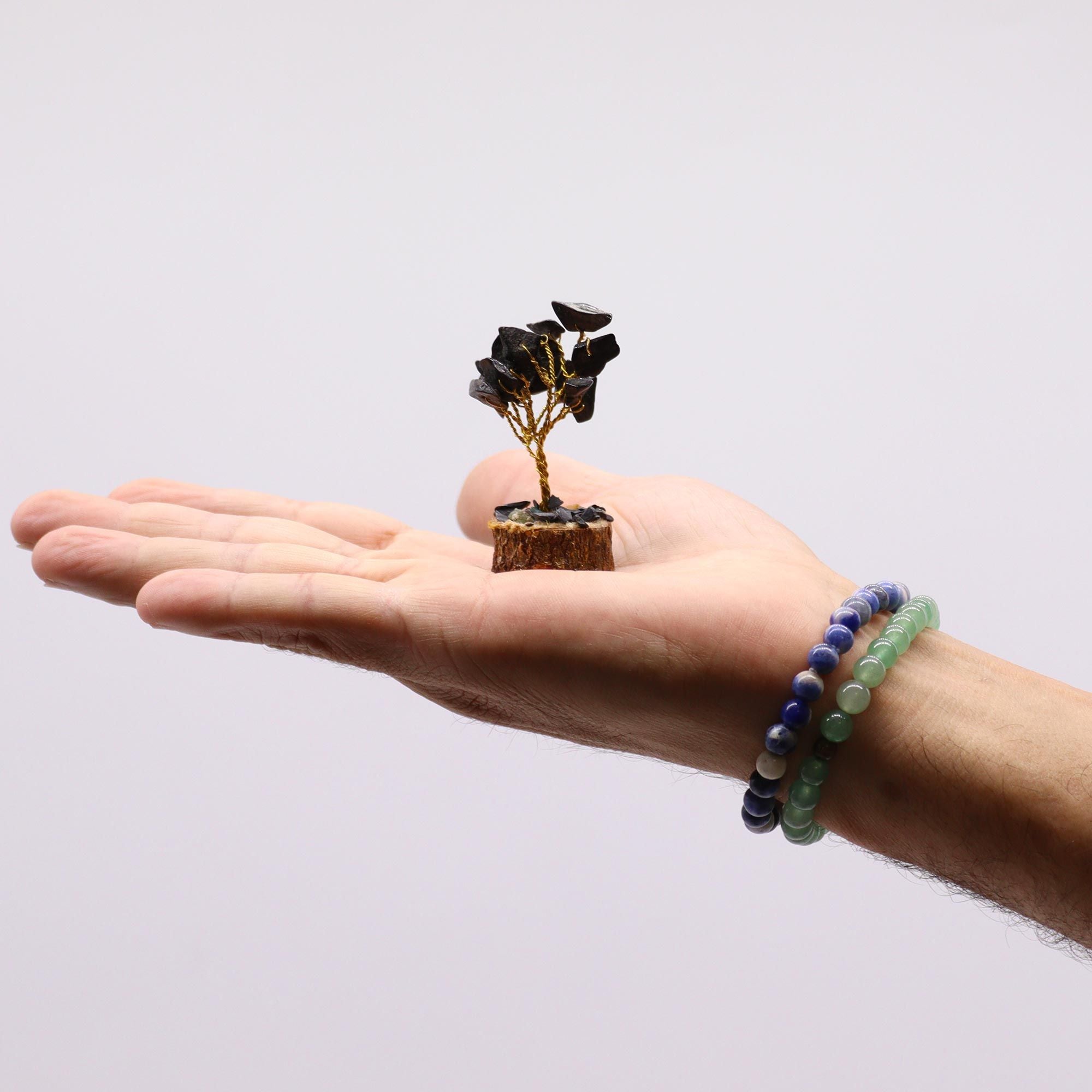 Mini arbre en agate noire avec socle en bois, une petite décoration spirituelle et minérale idéale pour autel, bureau ou espace bien-être.