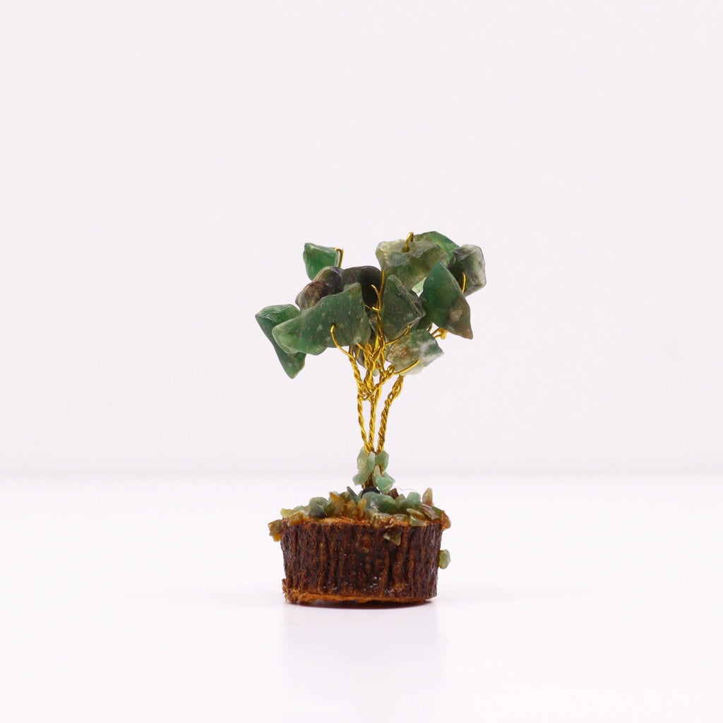 Ajoutez une touche minérale et apaisante à votre intérieur avec ce mini arbre en aventurine verte sur socle en bois. Orné de 15 pierres d’aventurine verte, il séduit par son petit format, son style artisanal et son esthétique spirituelle.
