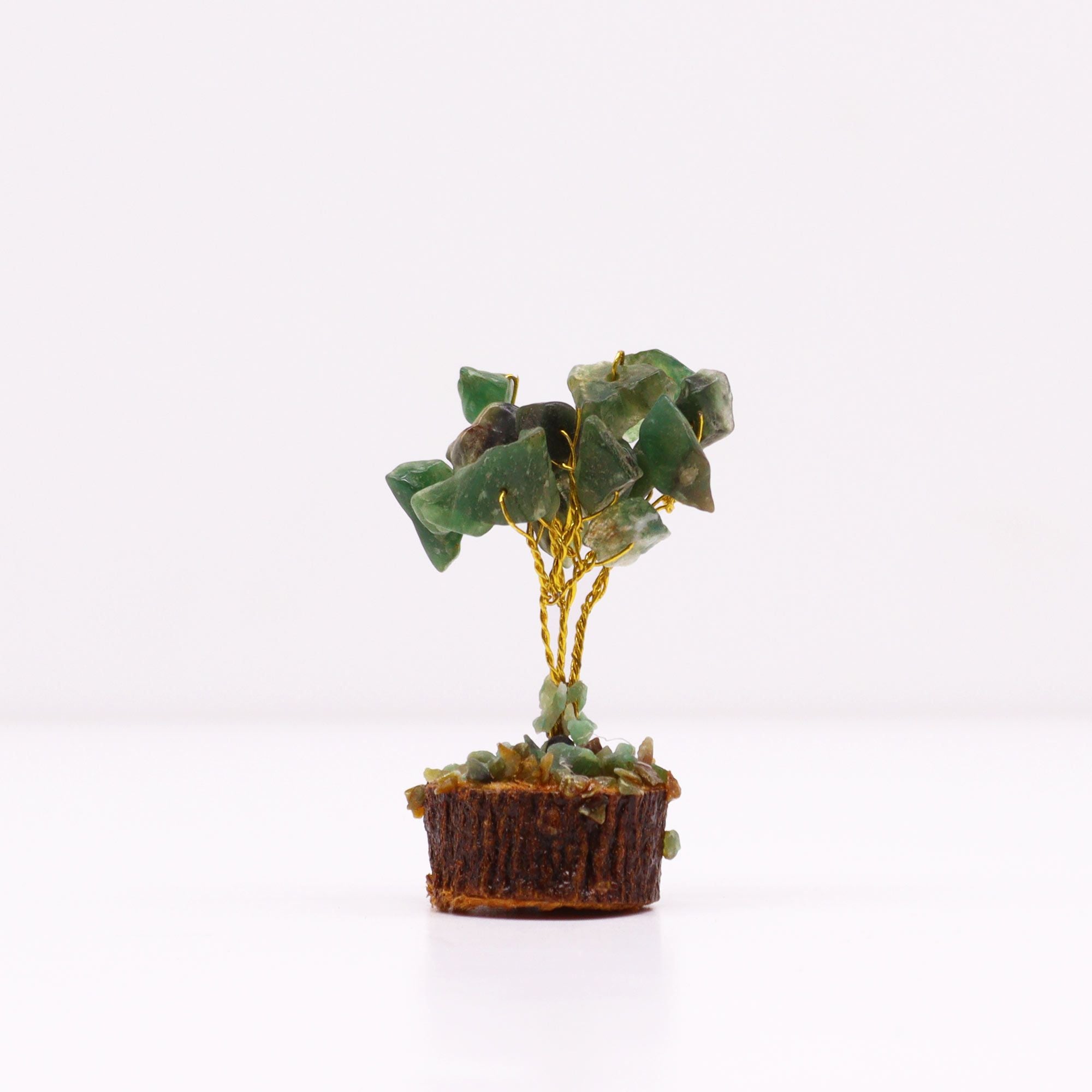 Ajoutez une touche minérale et apaisante à votre intérieur avec ce mini arbre en aventurine verte sur socle en bois. Orné de 15 pierres d’aventurine verte, il séduit par son petit format, son style artisanal et son esthétique spirituelle.