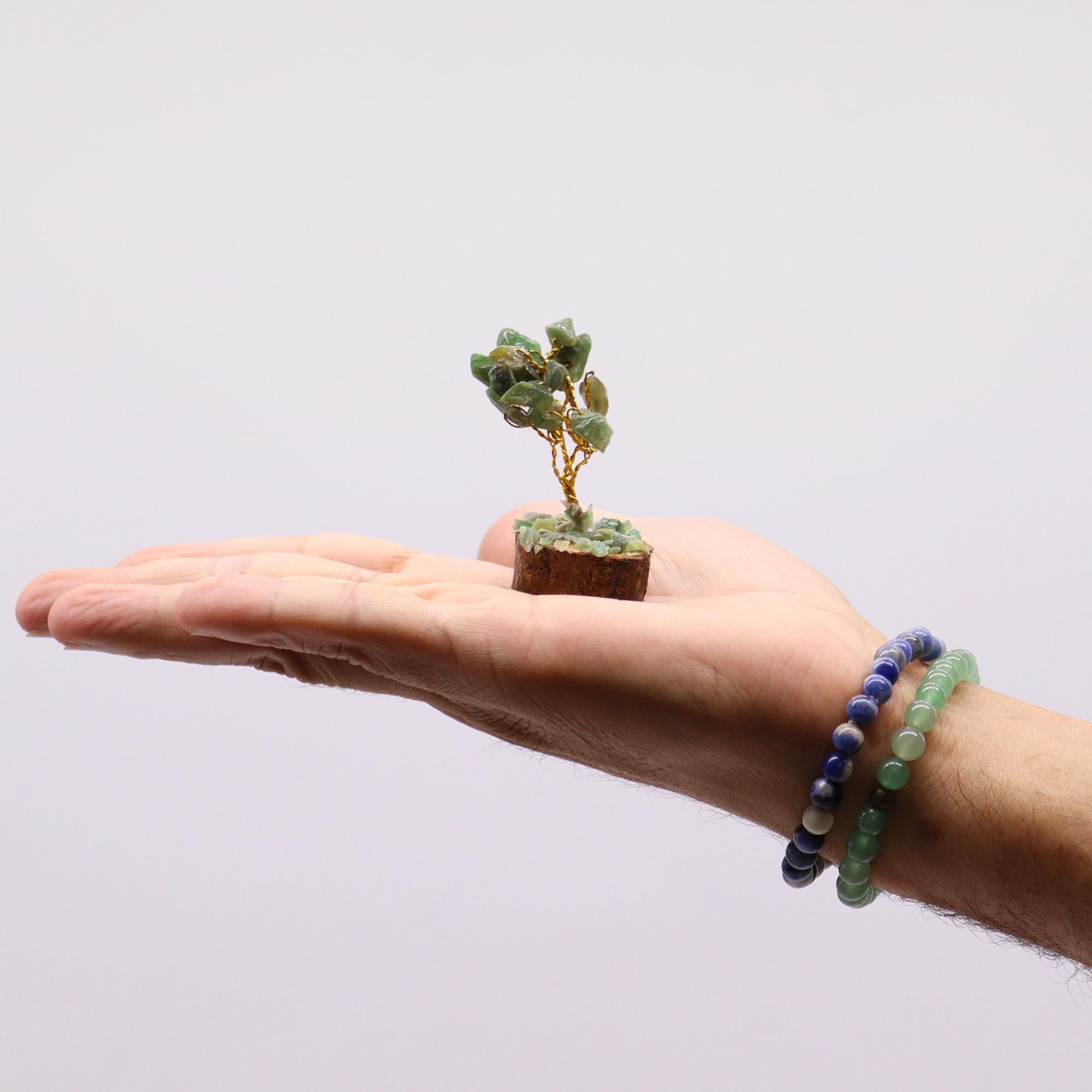 Mini arbre en aventurine verte avec socle en bois, une petite décoration spirituelle et minérale idéale pour autel, bureau ou espace bien-être.