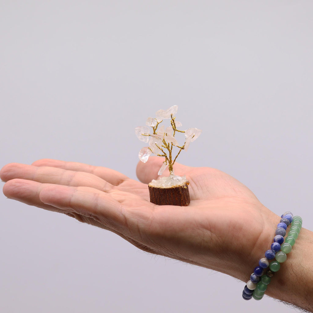 Mini arbre en cristal de roche avec socle en bois, une petite décoration spirituelle et minérale idéale pour autel, bureau ou espace bien-être.