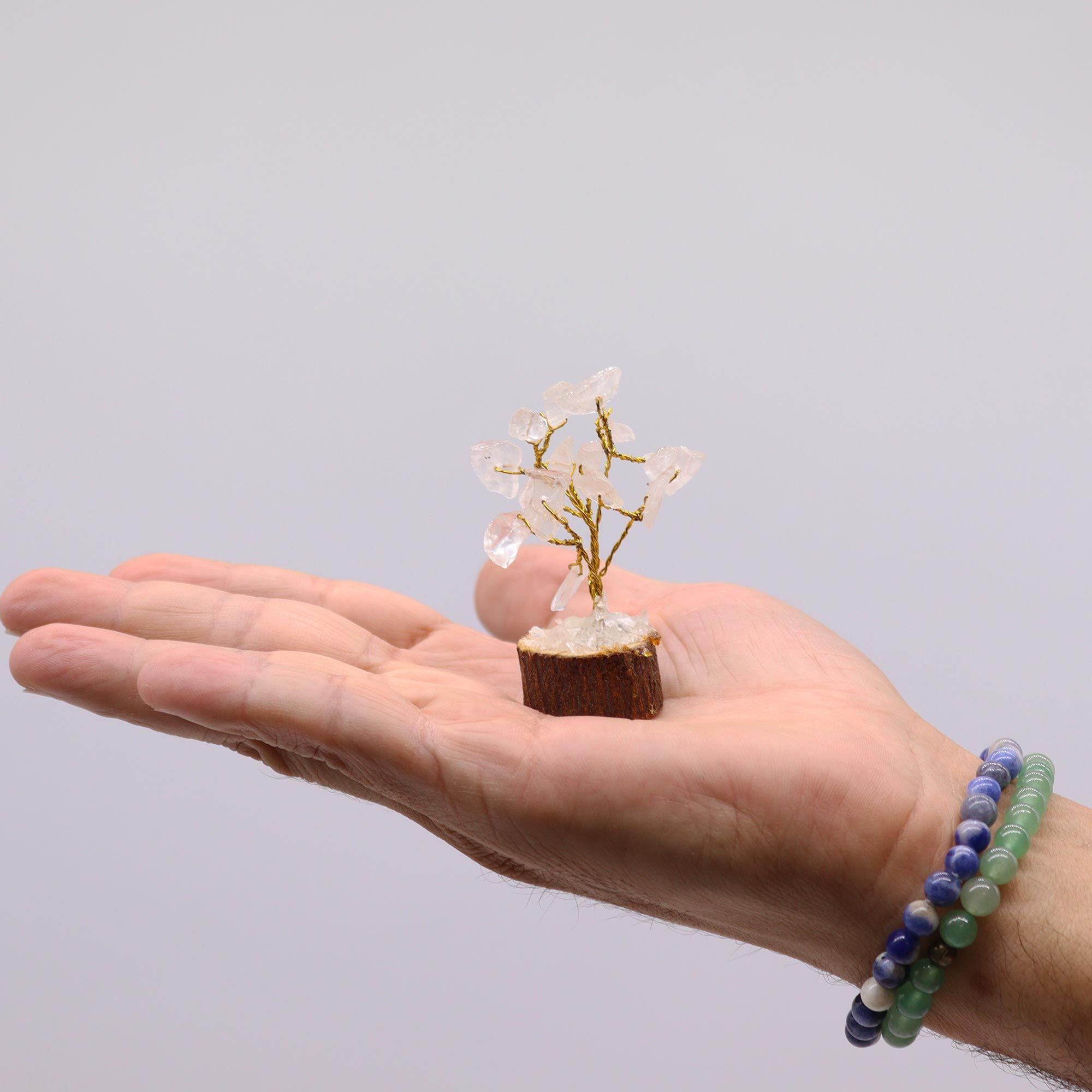 Mini arbre en cristal de roche avec socle en bois, une petite décoration spirituelle et minérale idéale pour autel, bureau ou espace bien-être.