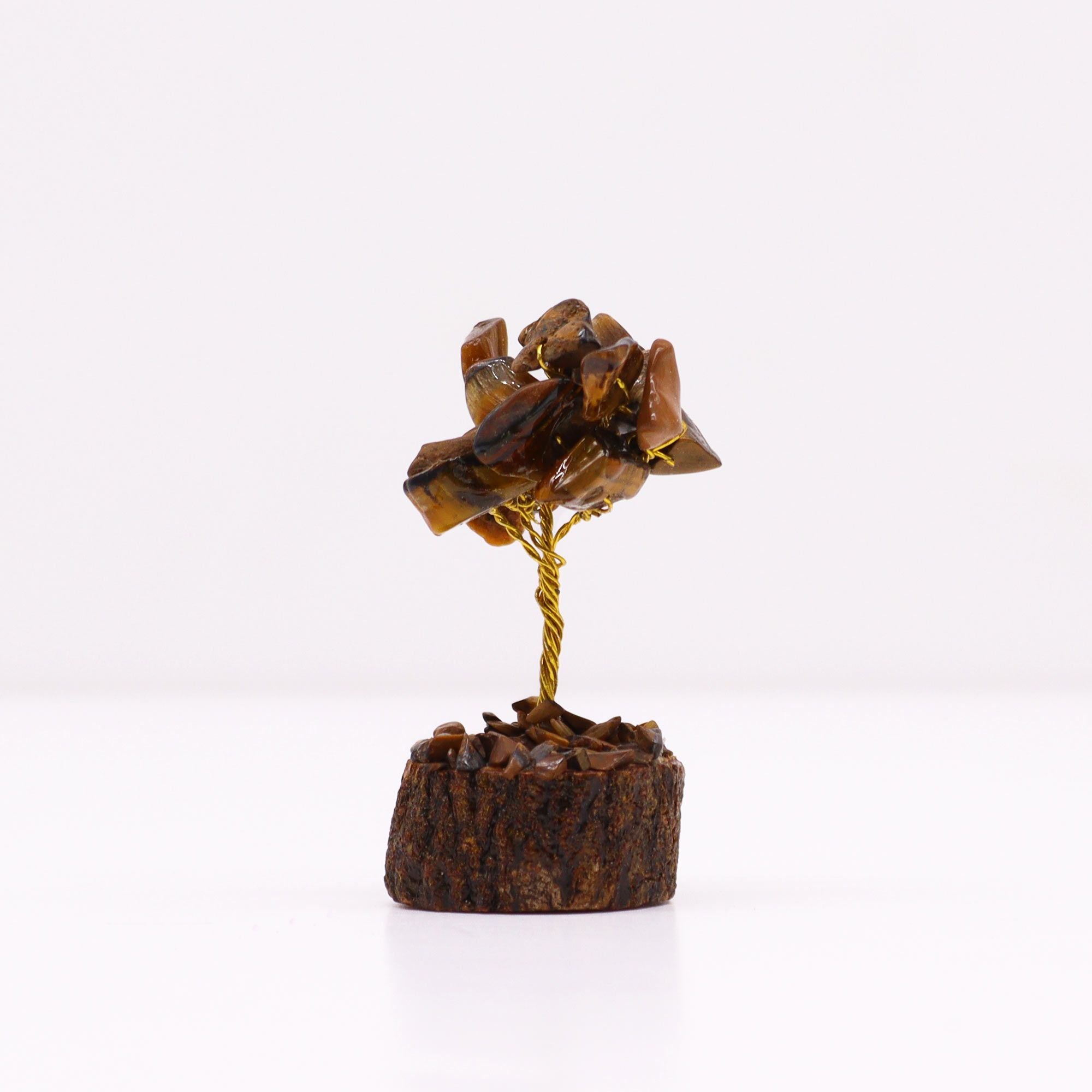 Apportez une touche minérale et symbolique à votre intérieur avec ce mini arbre en œil de tigre sur socle en bois. Orné de 15 pierres d’œil de tigre, il séduit par son petit format, son style artisanal et son esthétique spirituelle.