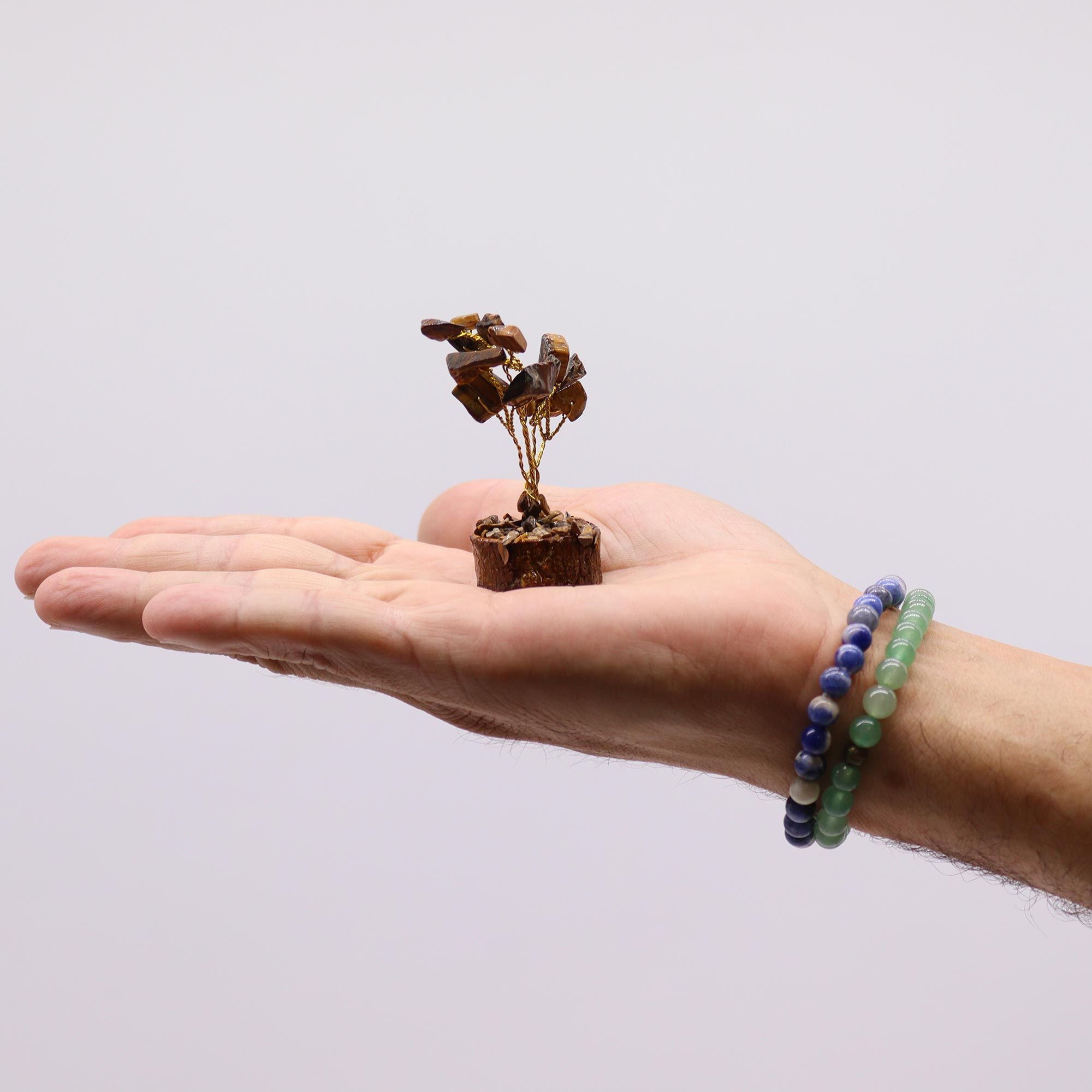 Mini arbre en oeil de tigre avec socle en bois, une petite décoration spirituelle et minérale idéale pour autel, bureau ou espace bien-être.