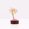 Apportez une touche minérale et poétique à votre intérieur avec ce mini arbre en quartz rose sur socle en bois. Orné de 15 pierres de quartz rose, il séduit par son petit format, son style artisanal et son esthétique spirituelle.