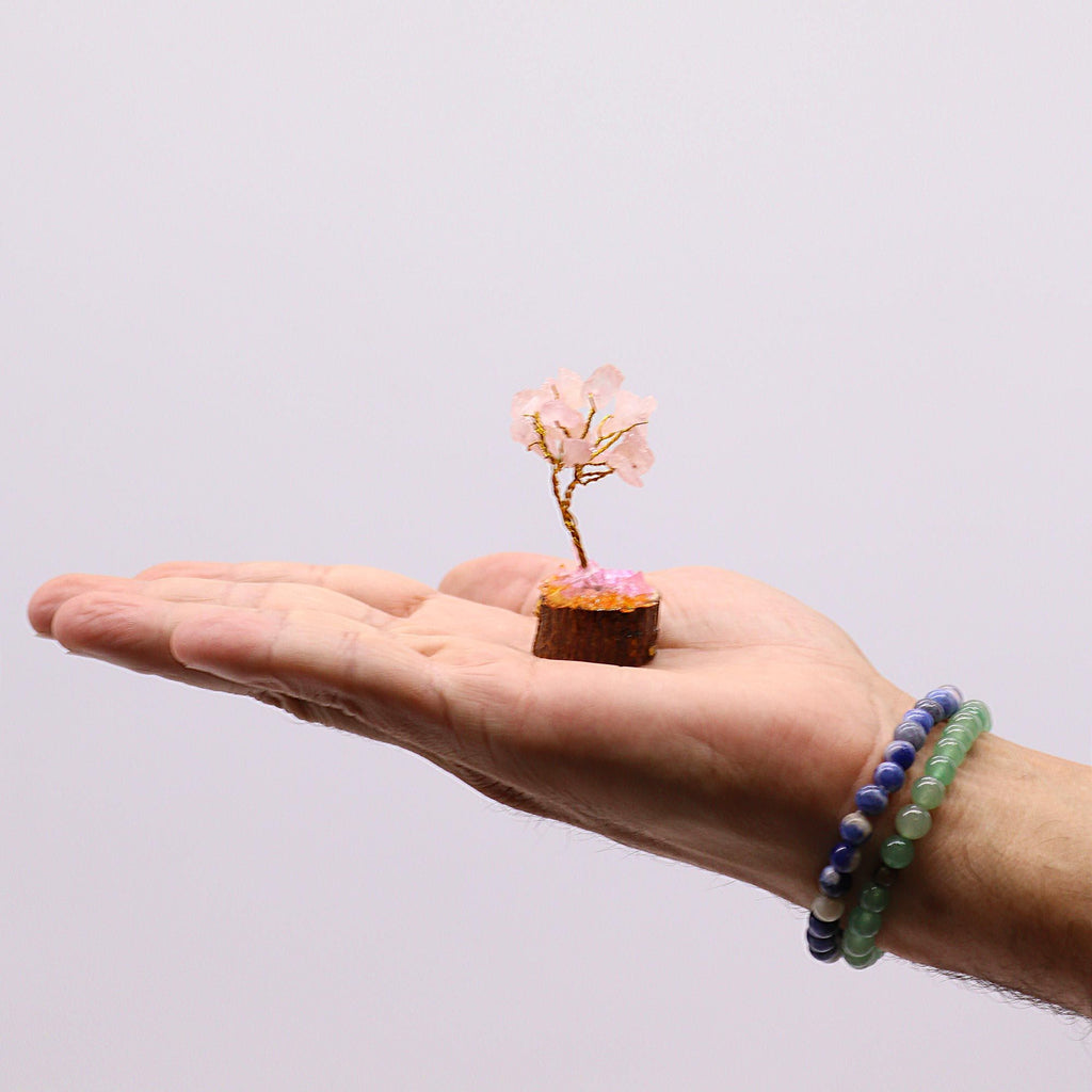 Mini arbre en quartz rose avec socle en bois, une petite décoration spirituelle et minérale idéale pour autel, bureau ou espace bien-être.
