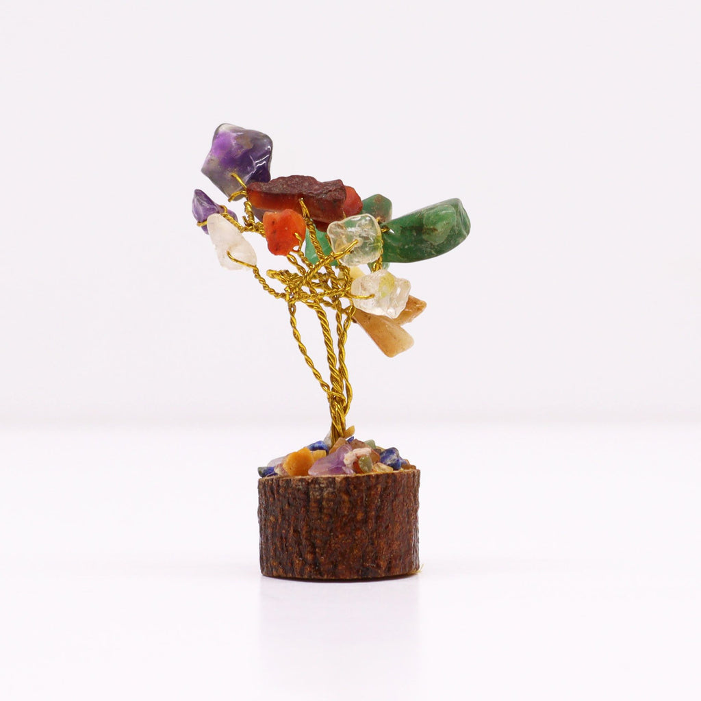 Apportez une touche minérale, colorée et symbolique à votre intérieur avec ce mini arbre multi pierres sur socle en bois. Orné de 15 pierres naturelles, il séduit par son petit format, son style artisanal et son esthétique spirituelle.