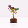 Apportez une touche minérale, colorée et symbolique à votre intérieur avec ce mini arbre multi pierres sur socle en bois. Orné de 15 pierres naturelles, il séduit par son petit format, son style artisanal et son esthétique spirituelle.