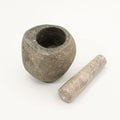 Mortier et pilon décoratif en riverstone naturelle, sculpté à la main en Indonésie. Son style brut, naturel et intemporel en fait une belle pièce pour la cuisine ou la décoration intérieure.