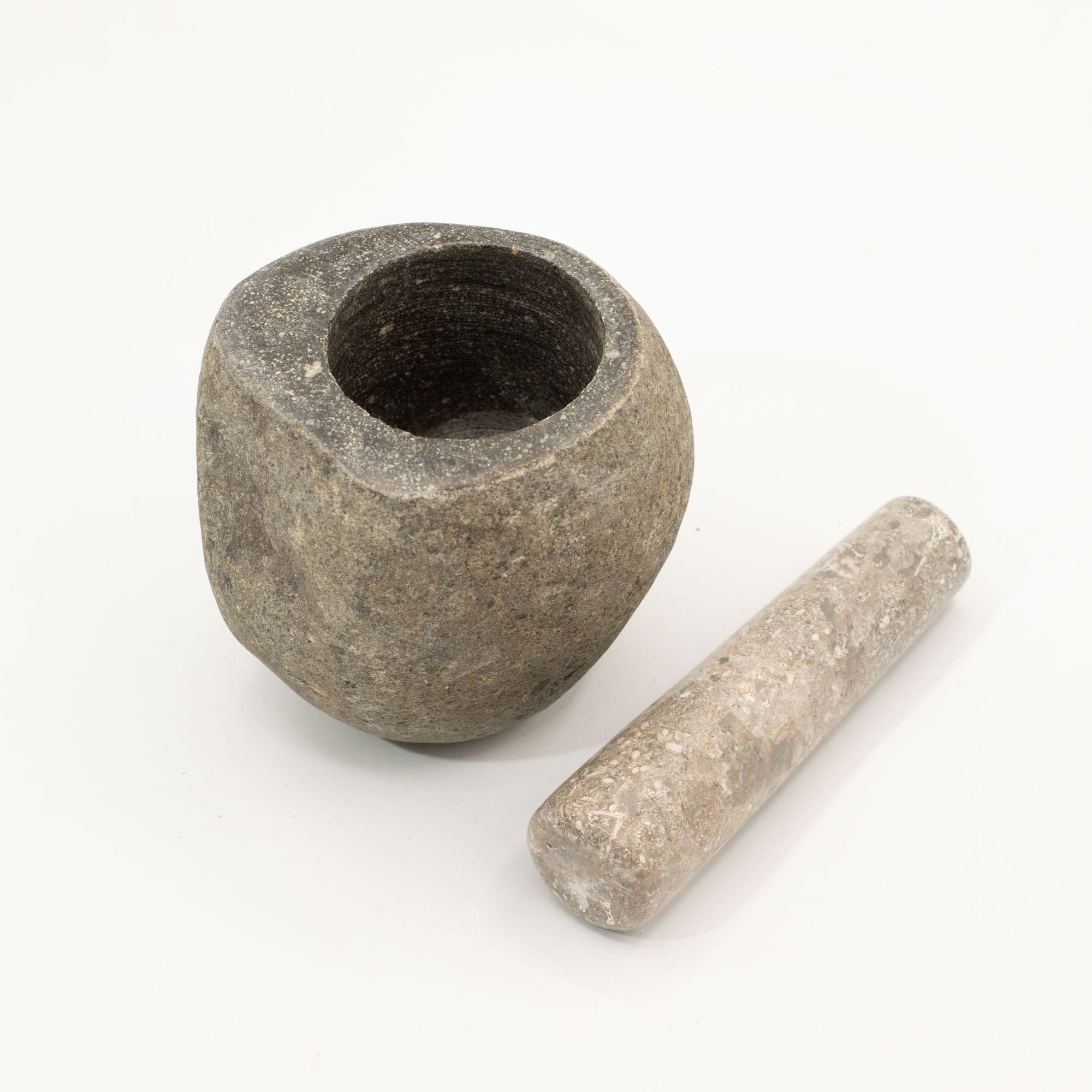 Mortier et pilon décoratif en riverstone naturelle, sculpté à la main en Indonésie. Son style brut, naturel et intemporel en fait une belle pièce pour la cuisine ou la décoration intérieure.
