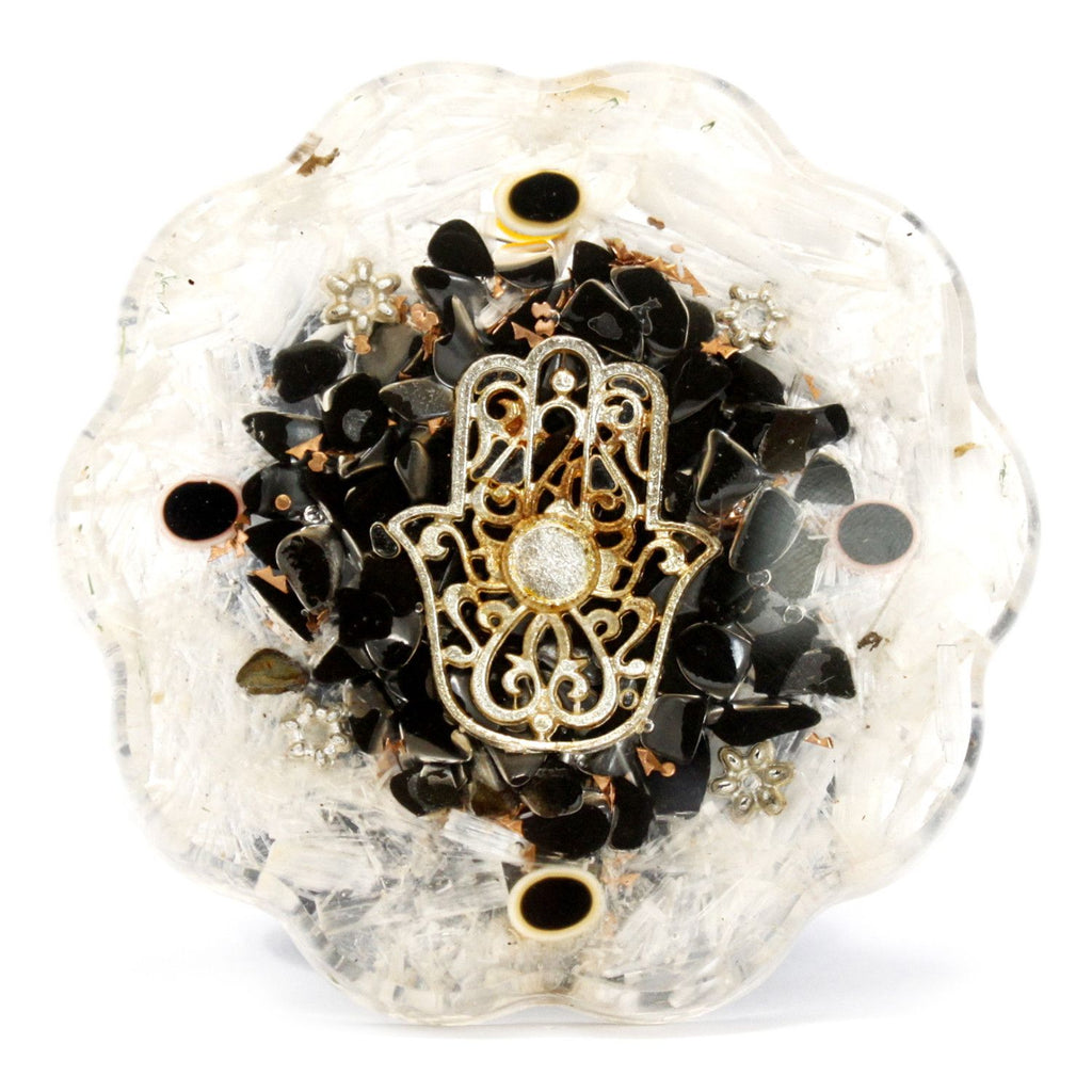 Apportez une touche symbolique et harmonieuse à votre espace avec ce pack énergétique de bureau en orgonite Hamsa avec sélénite. À la fois décoratif et inspirant, il associe la présence protectrice du Hamsa à l’esthétique lumineuse de la sélénite dans une pièce artisanale pensée pour un bureau, un autel ou un coin méditation.