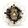 Apportez une touche symbolique et harmonieuse à votre espace avec ce pack énergétique de bureau en orgonite Hamsa avec sélénite. À la fois décoratif et inspirant, il associe la présence protectrice du Hamsa à l’esthétique lumineuse de la sélénite dans une pièce artisanale pensée pour un bureau, un autel ou un coin méditation.