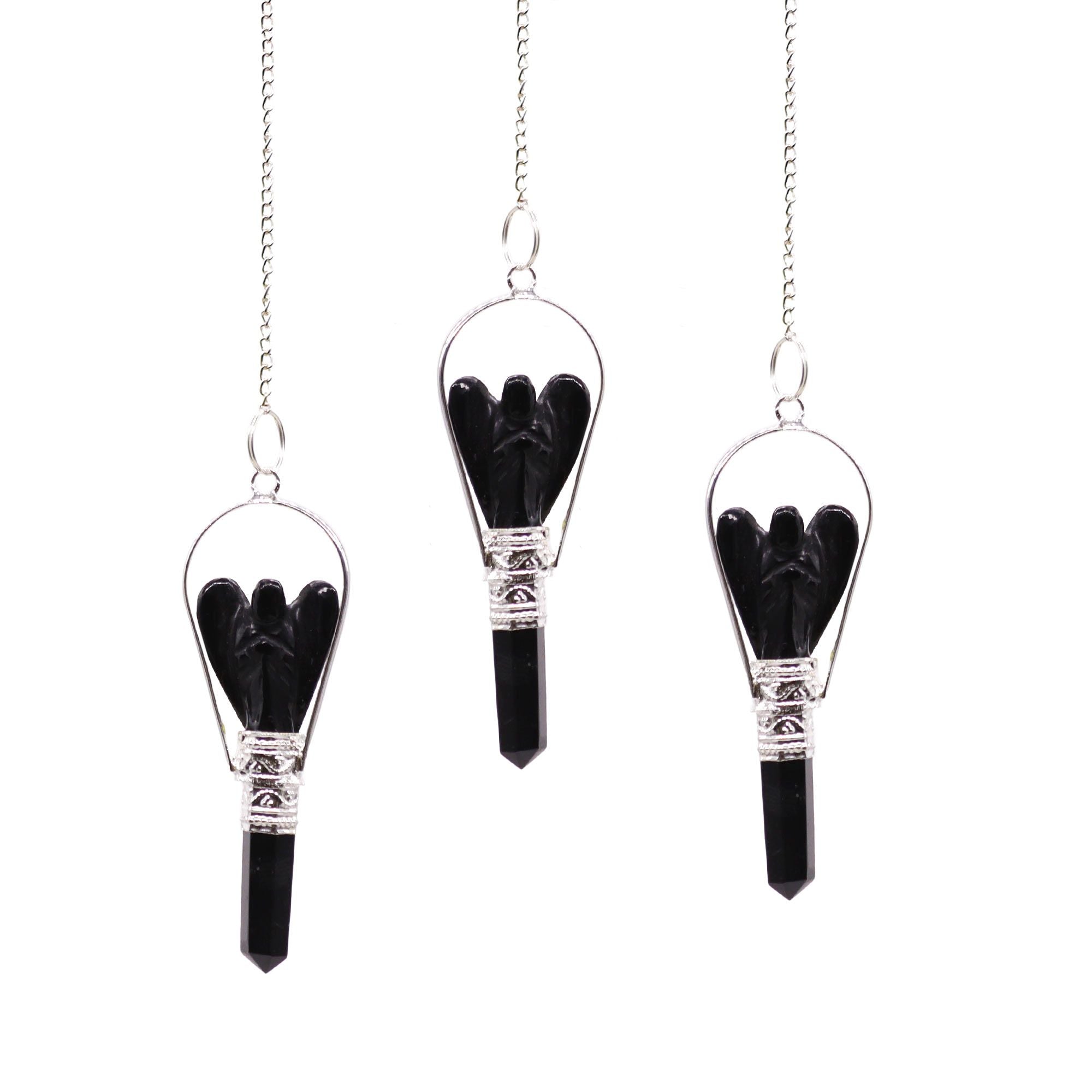 Laissez-vous guider par ce pendule ange en agate noire avec anneau, un accessoire spirituel à la fois sobre, élégant et symbolique. Idéal pour la radiesthésie, la divination, les soins énergétiques ou les rituels, il associe beauté minérale et présence protectrice.