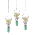Laissez-vous guider par ce pendule ange en aventurine verte avec anneau, un accessoire spirituel à la fois élégant, symbolique et inspirant. Idéal pour la radiesthésie, la divination, les soins énergétiques ou les rituels, il associe beauté minérale et présence mystique.