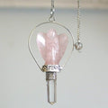 Laissez-vous guider par ce pendule ange en quartz rose avec anneau, un accessoire spirituel à la fois doux, élégant et symbolique. Idéal pour la radiesthésie, la divination, les soins énergétiques ou les rituels, il associe beauté minérale et présence apaisante.