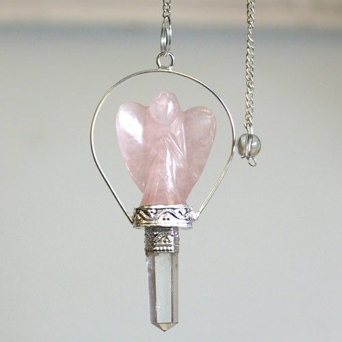 Laissez-vous guider par ce pendule ange en quartz rose avec anneau, un accessoire spirituel à la fois doux, élégant et symbolique. Idéal pour la radiesthésie, la divination, les soins énergétiques ou les rituels, il associe beauté minérale et présence apaisante.