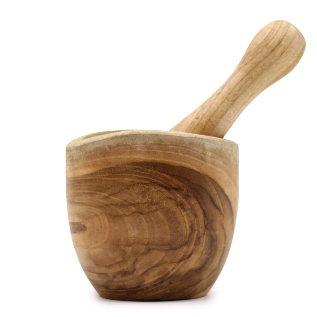 Petit mortier et pilon ergonomique en bois de teck, au format compact de 9 x 8,5 cm. Un accessoire naturel, pratique et décoratif pour la cuisine.