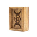 Organisez vos lectures avec simplicité grâce à cette petite boîte de tarot avec porte-cartes. Conçue en bois de manguier, elle dispose d’un compartiment dédié aux cartes et d’un support intégré pour exposer une carte importante pendant le tirage.