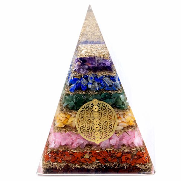 Apportez une touche symbolique et vibratoire à votre espace avec cette pyramide d’orgonite Fleur de Vie 7 chakras. À la fois décorative et inspirante, elle associe géométrie sacrée, couleurs des chakras et esthétique ésotérique dans un format harmonieux.