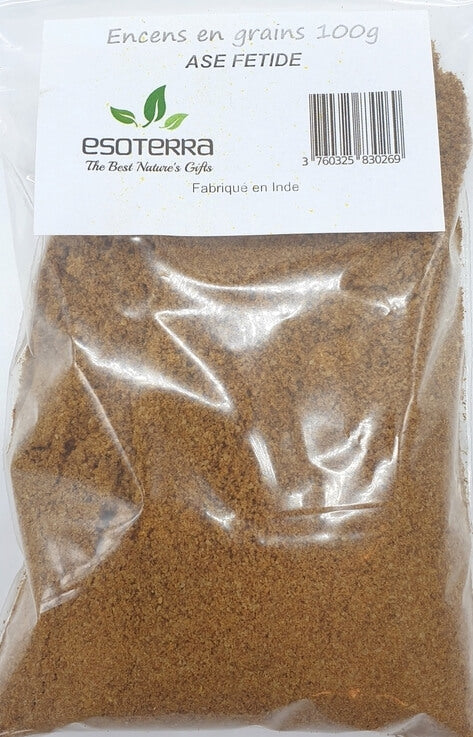 Ase Fétide (asa foetida) résine naturelle concassée – 100 g. Ce sachet de 100 g contient de la résine d'ase fétide, une épice forte provenant de la plante apiacée, idéale pour la cuisine indienne et comme encens naturel. Produit authentique de la marque ESOTERRA, parfait pour vos assaisonnements ou rituels d'encens. Cette résine concassée offre une senteur forte, souvent associée au curry, et est prête à être utilisée dans vos préparations culinaires.