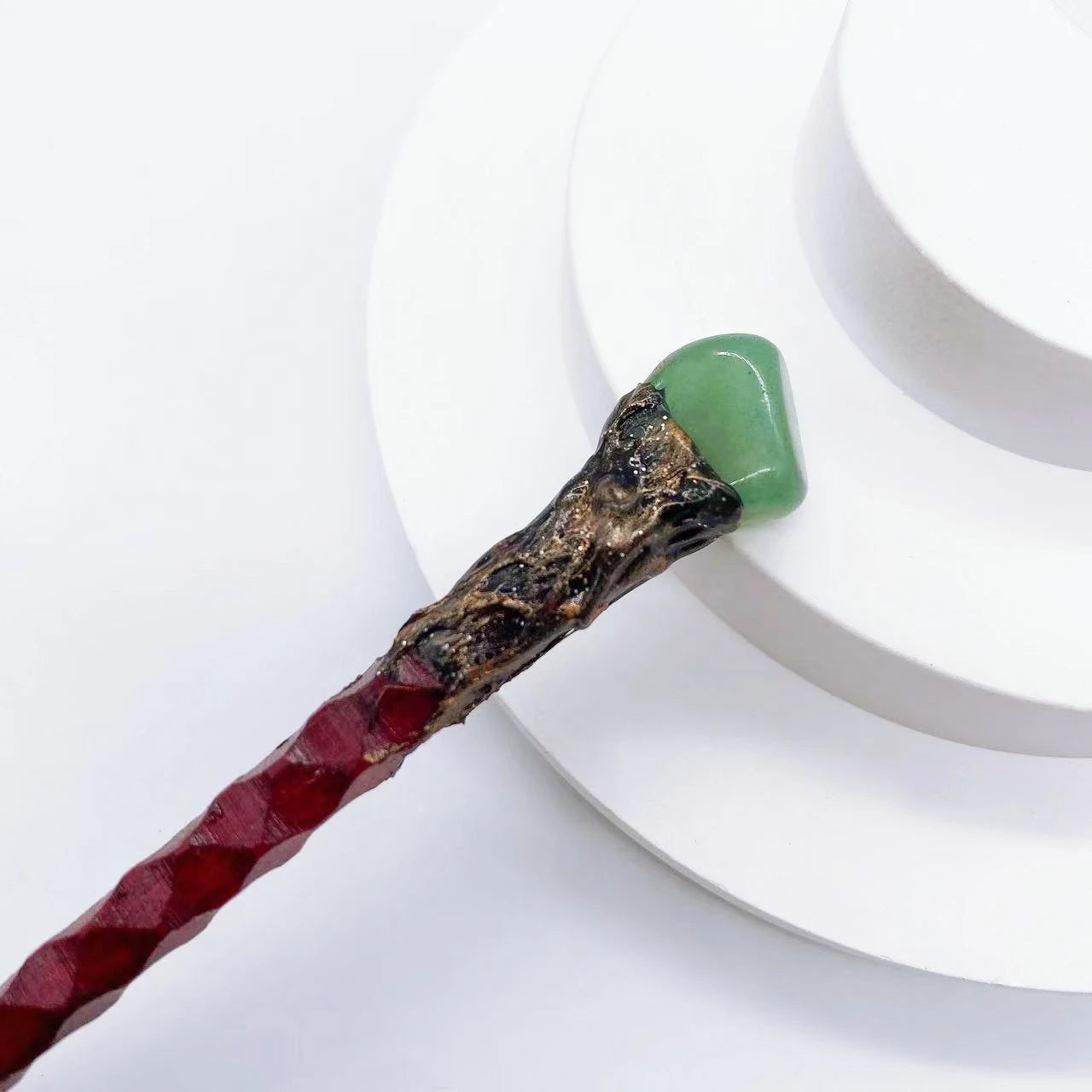 Bâton magique en cristal rouge et vert avec une pointe en jade, de Aemilia Mystica. Idéal pour la décoration et les rituels de feng shui.