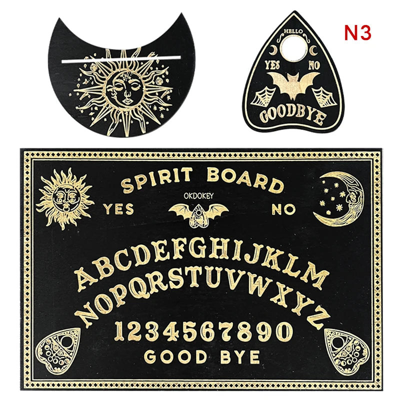 Planche Ouija en Bois de 30 cm avec Motifs Mystiques, entourée par des éléments de la nature. Un outil de divination essentiel pour toutes vos pratiques spirituelles.
