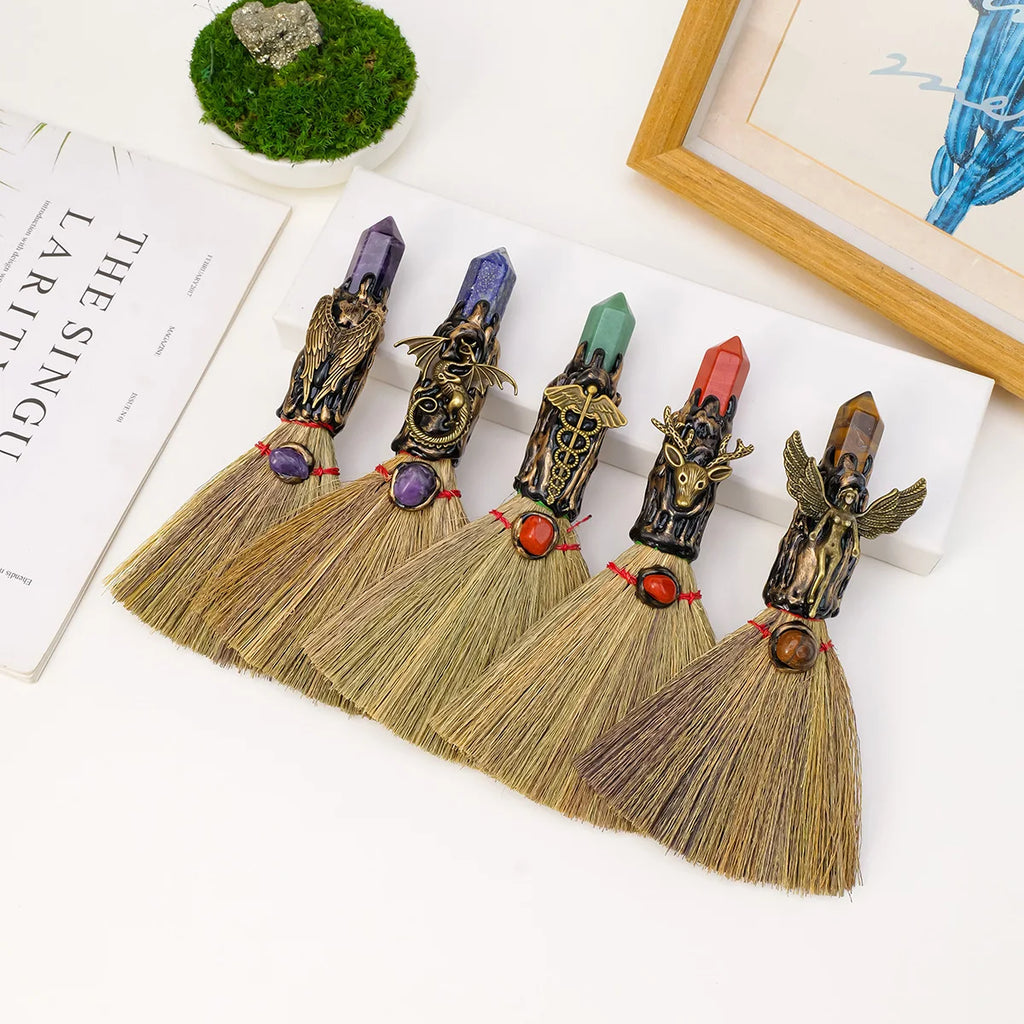 Mini Balai De Sorcière En pierre Naturelle - Purification Énergétique, proposé en différentes variantes, idéal pour les rituels de nettoyage énergétique. Balai magique, balai de purification, pierre naturelle, cristaux naturels, énergie positive.