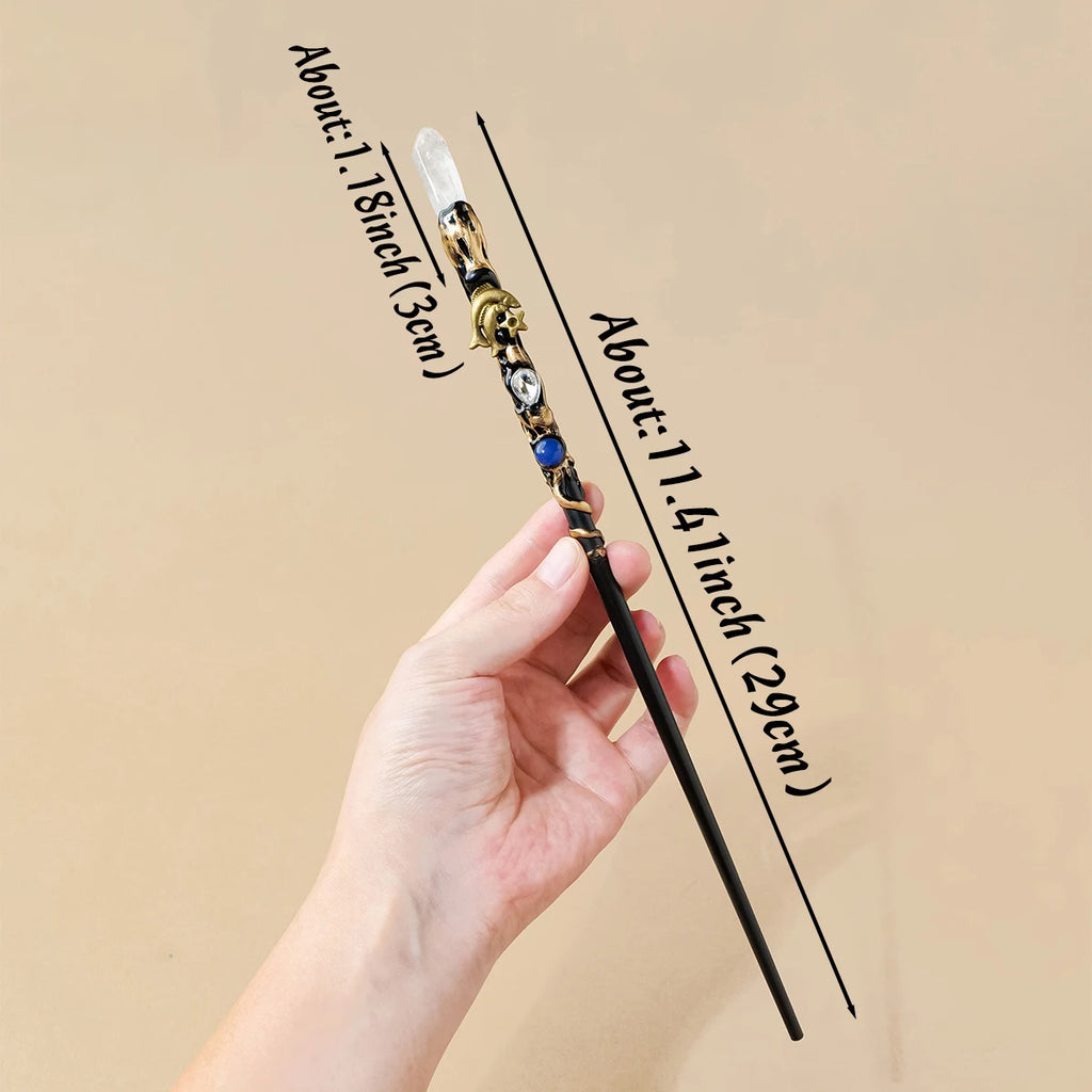 Une baguette magique en cristal tenue dans une main, avec dimensions indiquées, fournie par Aemilia Mystica, titre: 1PC Natural Zodiac Clear Quartz Crystal Point Magic Wand Witch Scepter Spirit Healing.