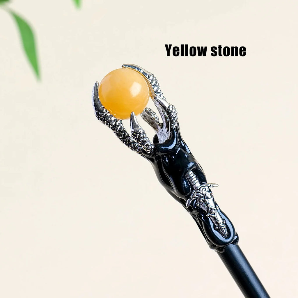 Détails sur le Sceptre Magique de Guérison Spirituelle avec une pierre jaune, illustrant ses propriétés et son utilisation dans les pratiques de lithothérapie. Sceptre en cristal.
