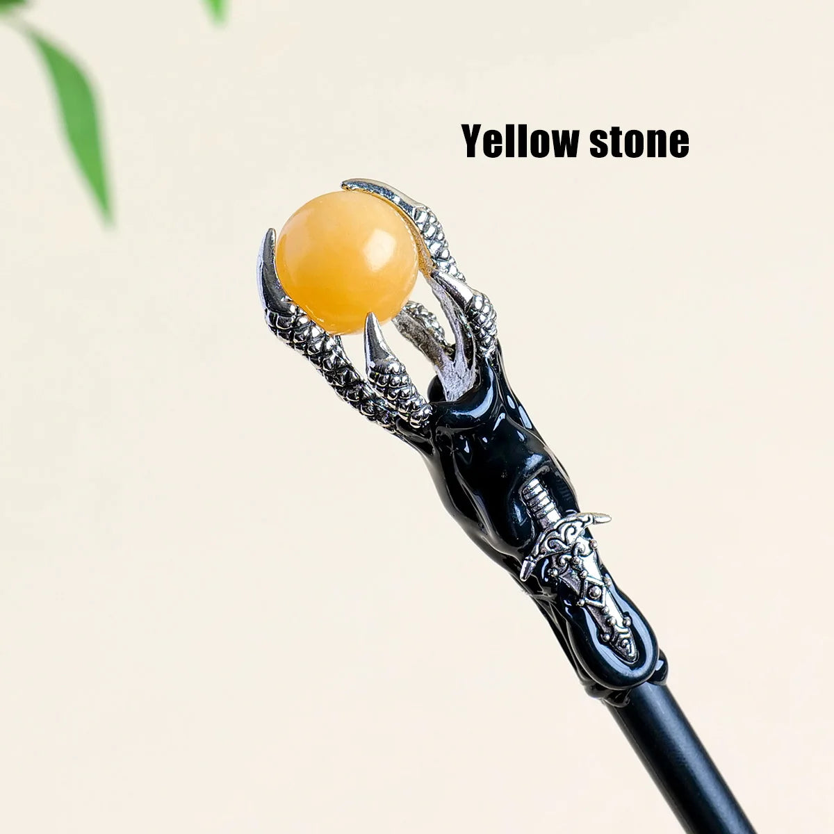 Détails sur le Sceptre Magique de Guérison Spirituelle avec une pierre jaune, illustrant ses propriétés et son utilisation dans les pratiques de lithothérapie. Sceptre en cristal.