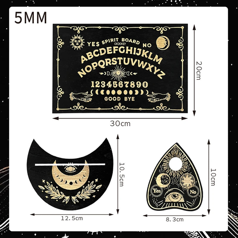 Planche Ouija en Bois de 30 cm avec Motifs Mystiques, présentée avec un pendule et d'autres outils de divination. Cette planche divinatoire est un accessoire spirituel idéal pour ceux qui cherchent à explorer leur destin.