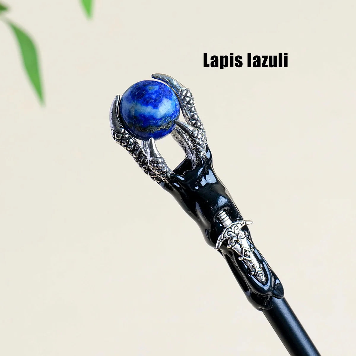 Focus sur la pierre de lapis-lazuli du Sceptre Magique de Guérison Spirituelle, favorisant la sagesse et l'intuition. Sceptre spirituel.